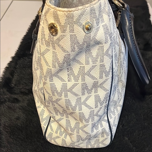 Michael Kors Signature Tote Bag - Picture 3 of 10